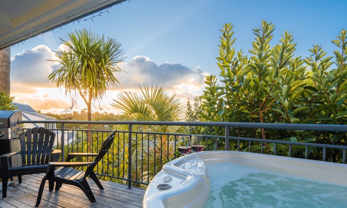 Palm Beach Cottage | JUST RENOVATED - Privacy,DbleKayak,Wifi SKYTV SPA and (Car?)
