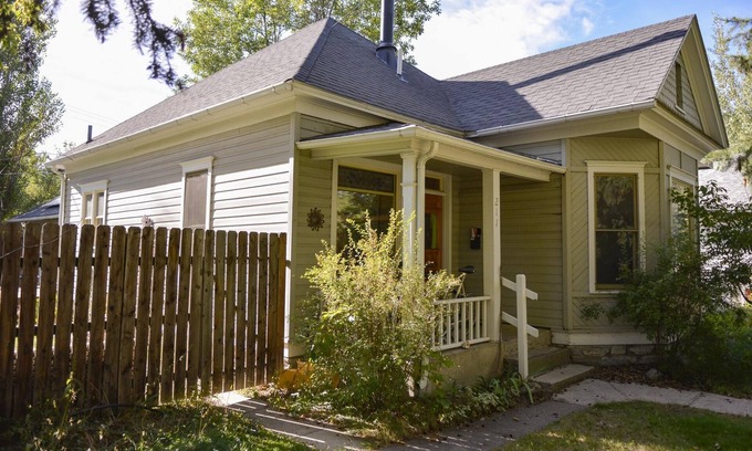 Bozeman House | Just two blocks from Downtown Bozeman, the Dahlia House is a tucked away retreat
