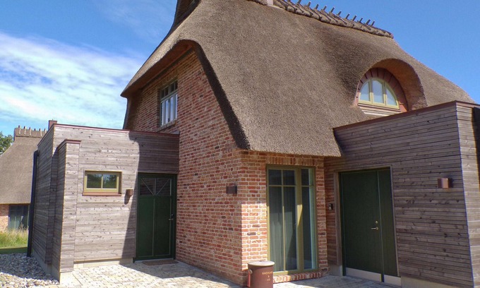 Nieby House | Künstlerkate Wetterleuchten Unter Reet für 4-5 Personen mit Birkblick