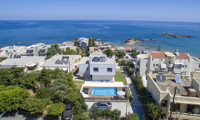 Kato Galatas Villa | Kalamaki Beach 100m away, private pool, private parking, free wifi, sandy beach