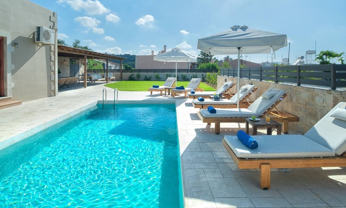Dafni Villa | Kalypso Villa, Ideal for big families & friends! Walking distance to amenities!