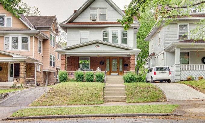 South Hyde Park Apartment | Kansas City Vacation Rental Near Old Westport!