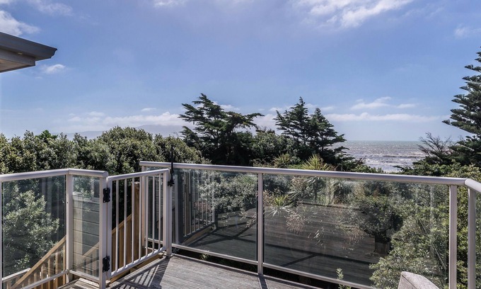 Waikanae Cottage | Kapiti at The Coast - Waikanae Holiday Home