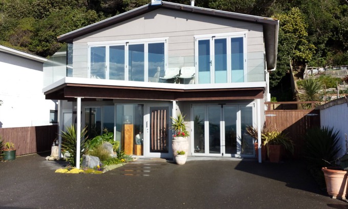 Pukerua Bay Bed & Breakfast | Kapiti Waves Beach Retreat