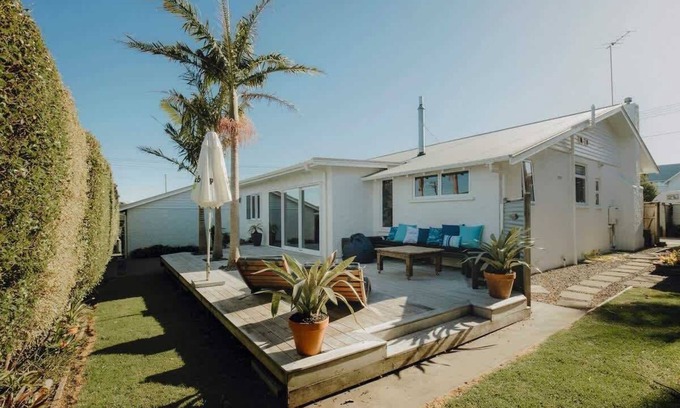 Rewa House | Karamu Korner: Charming Bungalow in Strandon