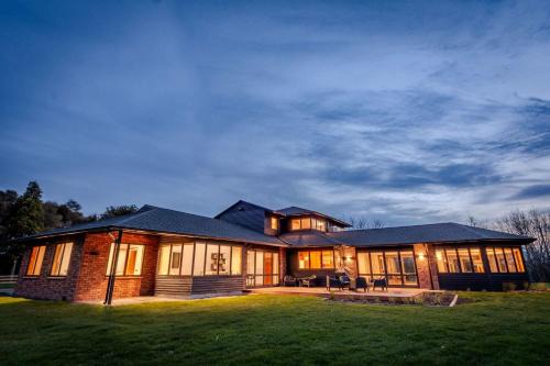 Ngakuru House | Karapiti Lodge - Stunning Rural Getaway
