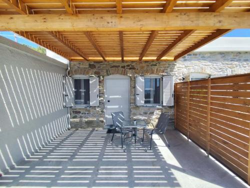 Grambia Apartment | Karystos Chora Suites