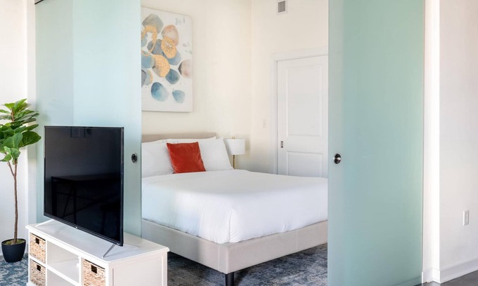 Del Ray Apartment | Kasa | Inviting Studio + Work Friendly | Alexandria