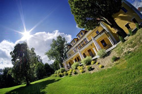 Lucivna Hotel | Kastiel Lucivna
