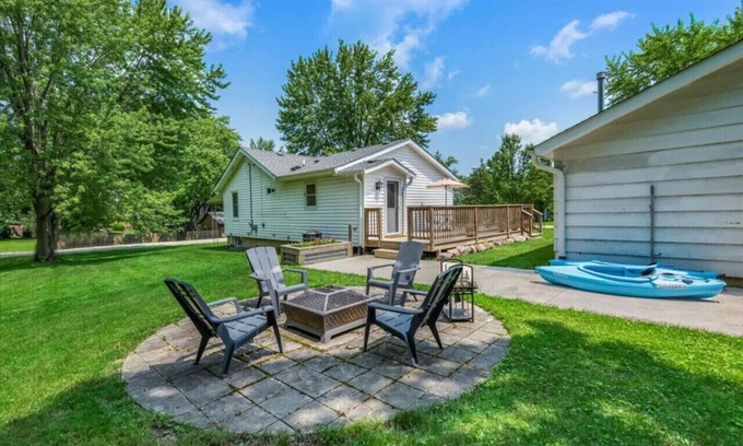 Lake Shangrila House | Kayaks and Fire Pit~ Cozy 2 Bedroom Lake Retreat