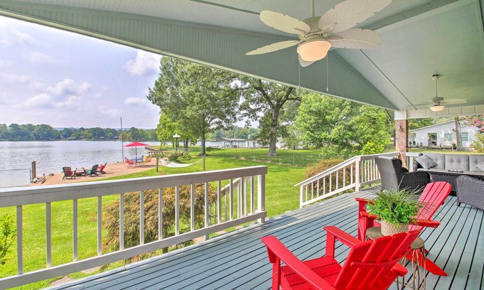 Lake Hamilton House | Kayaks & Dock: Lakefront Hot Springs Hideaway