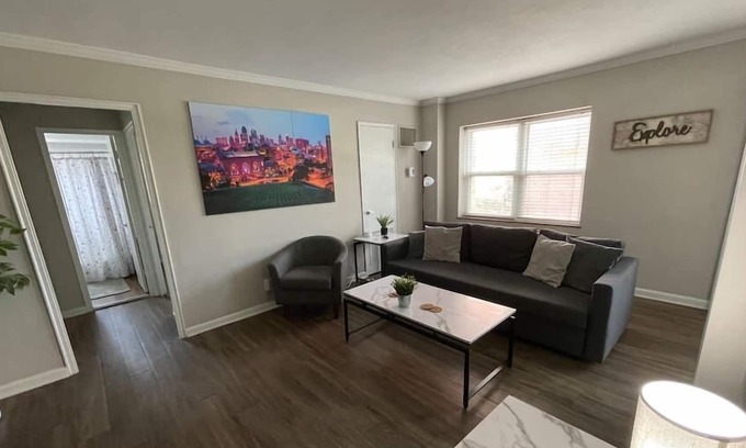 Country Club Plaza Area Apartment | KC Plaza 1 blk One Bedroom with Gym/Pool/Parking