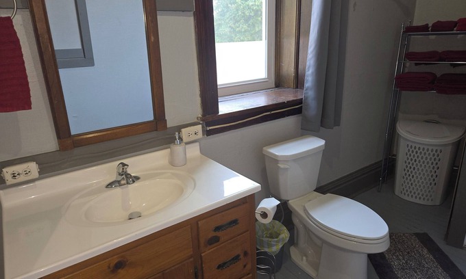 South Range Apartment | KE/GH Spacious 5-bedroom Dual apartment on the Trail w/WiFi, AC