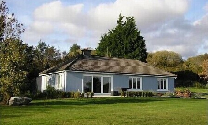 Templenoe House | Keenly priced 4* cottage. Great views over Kenmare Bay to Caha Mts. Free WiFi