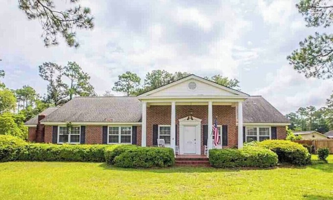 Bainbridge House | Keep it simple at this peaceful and centrally-located place.