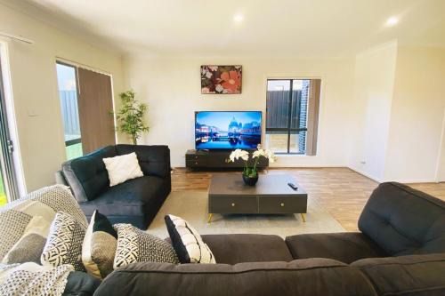 Kellyville House | Kellyville Adorable 5 Br Home near Parks & Shops