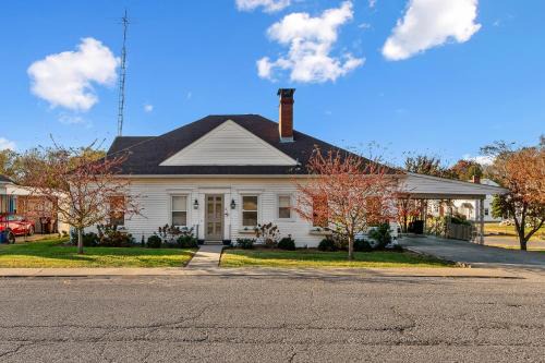 Springfield House | Kentucky Vacation Home with Yard, Hot Tub & Games