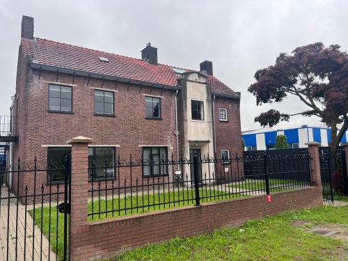 Bruggenmors Villa | Kess Maison, Gehele villa met SAUNA en dakterras Enschede