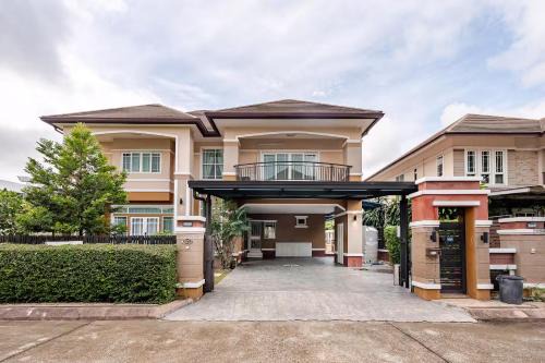 Chiang Mai Villa | Kevin's Pool Villa at Chiang Mai - 4BDR 4Bath Airport & Old City 5min