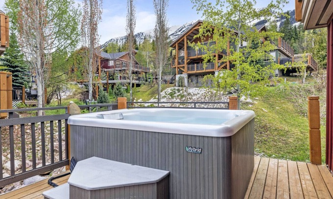 Golden Apartment | Kicking Horse Gem for 6 | Near Gondola + Hot Tub!