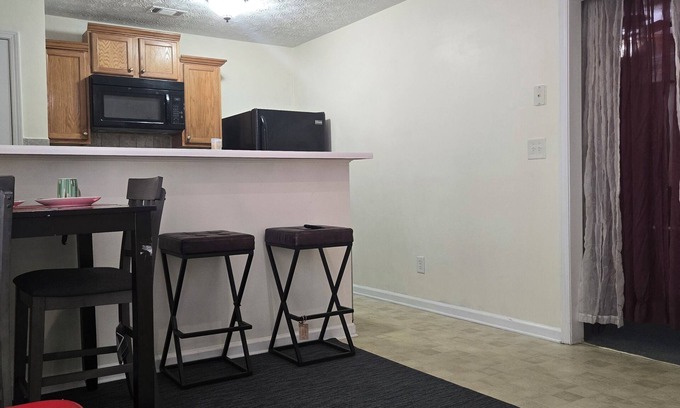 Snellville House | Kids Friendly 3b/2.5bts Hi- speed WiFi with stairs, Near shops and Restaurants.