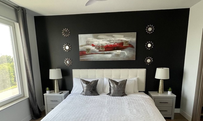 Madison Apartment | King | 2 Bed w/ Den | W/D | Family & Pet Friendly
