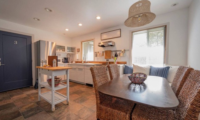 Lynchburg House | King + 2 Queen Beds | 3 Smart TV`s | *WALK to LU*