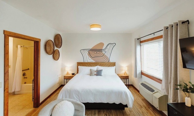 Kalispell Apartment | King Accessible Studio Suite with Full Kitchen and Washer/Dryer in the Heart of Kalispell, MT