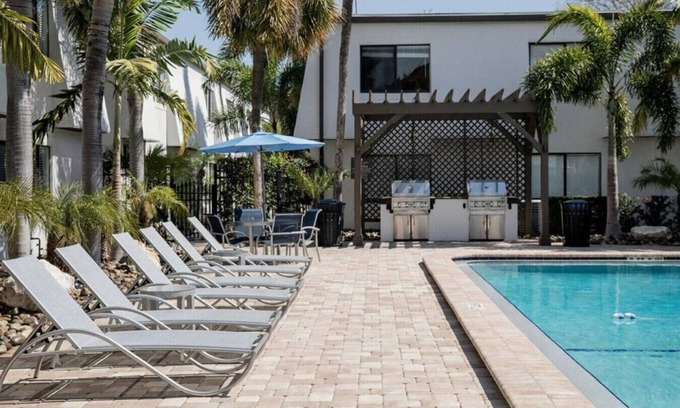 Bayshore Gardens Apartment | King Bayshore Escape | Pool, Gym + FREE Parking
