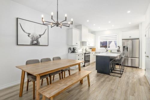 Southeast Calgary House | King Bed, AC, Fenced Yard, Family Friendly, 5 min South Health Campus