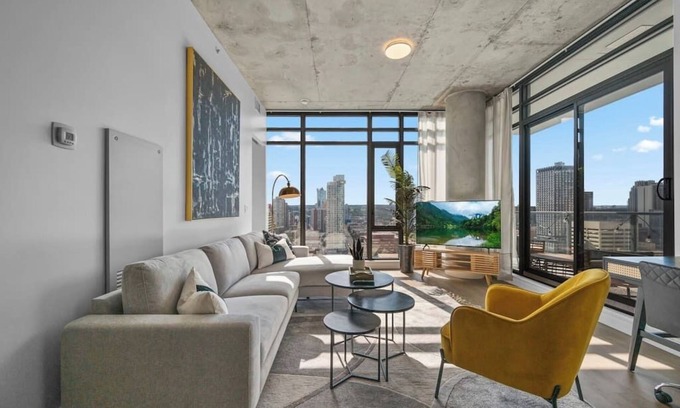 Connaught Condo | King Bed|AC |UG Park |DT Views |Mins to Saddledome