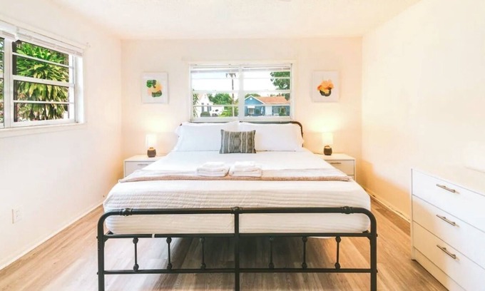Poiciana Park II House | King Bed - Boho 2 bedroom 1 bath minutes from the Beach, Golf, Shopping & Zoo