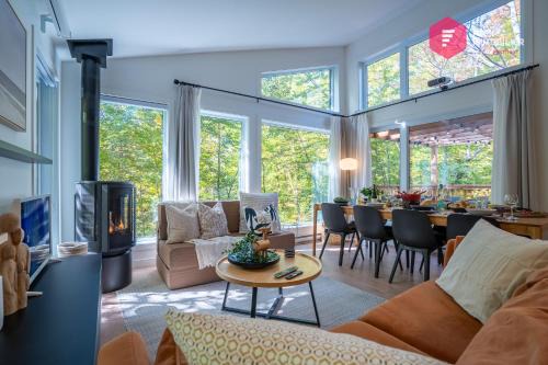 Pont-Rouge Ski Chalet | King bed, Cinema screen, Private SPA, Pool, Sauna, Near Quebec