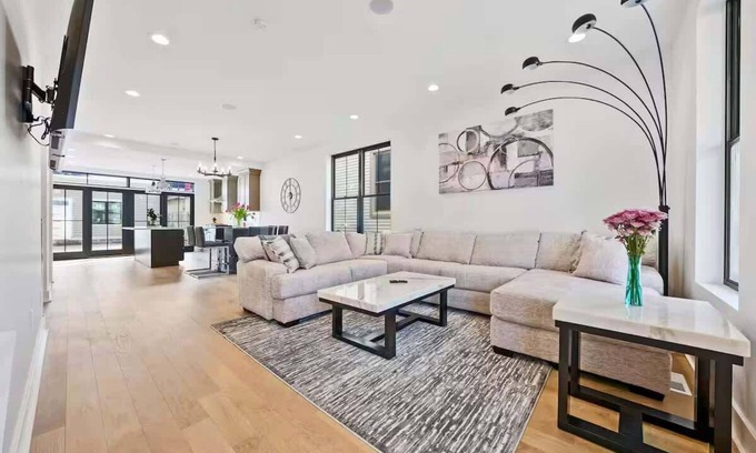 Italian Village House | King Bed – Convention - Free Parking - Short North