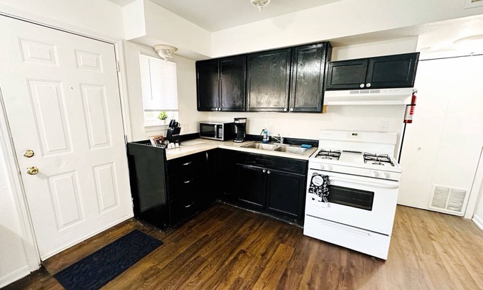Ypsilanti Apartment | King Bed Entire Unit By Trinity Ann Arbor Hospital
