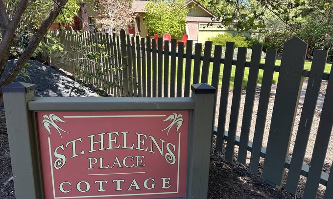 Old Bend House | King bed, Fireplace, 100+mbps Wifi, AC, Big Yard, So Walkable