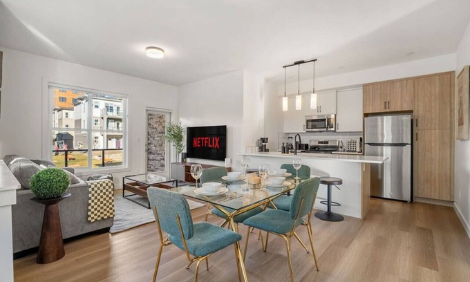 Springbank Hill House | King Bed » Garage » AC » Full Kitchen » 65`