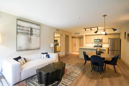 Oro-Medonte Apartment | King bed, Jacuzzi Suite with full kitchen