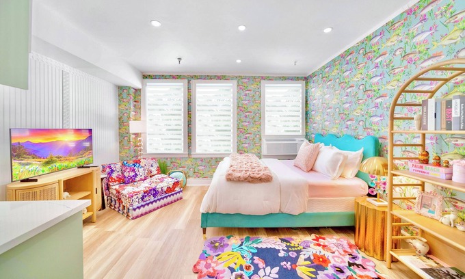 Palm Beach - West Palm Beach Hotel | King Bed Mermaid Suite , free parking, heart of Palm Beach