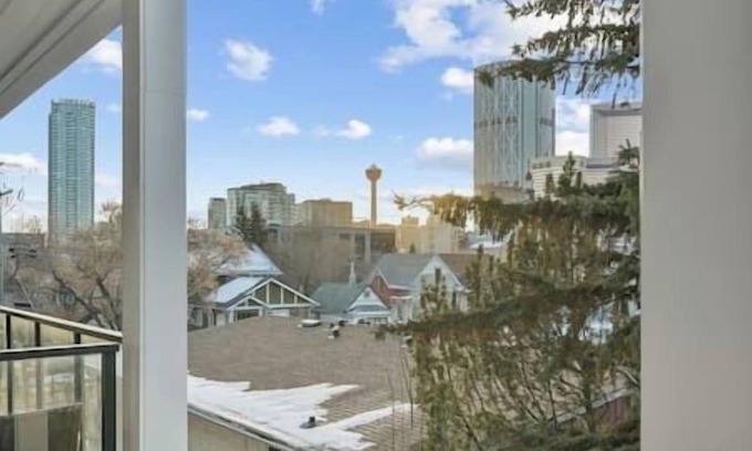 Crescent Heights Apartment | King Bed | Mins to Saddledome | Cgy Tower Views