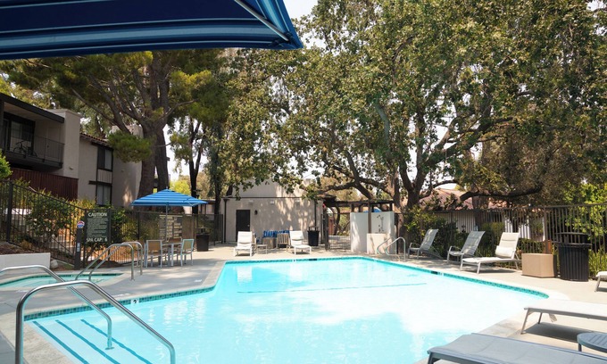 Thousand Oaks Apartment | 🌿 King Bed, Pool, Parking, Ideal for Long Stays