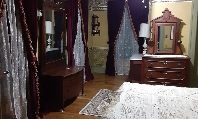 Downtown Toledo House | King Bed, Shared Bath, Sitting Room or Full-size Bed in Historic Victorian Inn