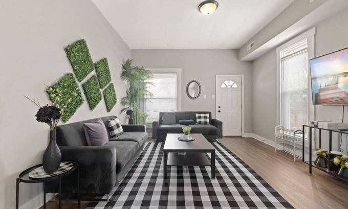 Fountain Square House | King Bed|Sleep 8|Baby|Fireplace|Laundry