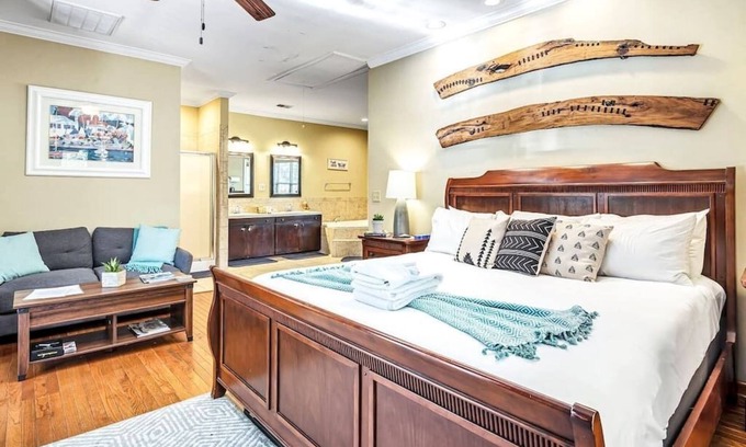 Charleston Apartment | King Bed, Soaking Tub and Outdoor Kitchen!
