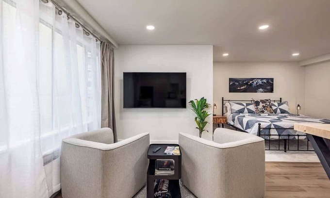 Downtown Anchorage Apartment | King Bed Studio-Downtown Getaway