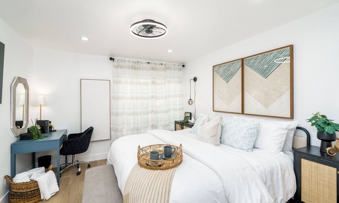 Valencia Condo | King Bed/Tennis Court/Fast Internet - Entire Condo