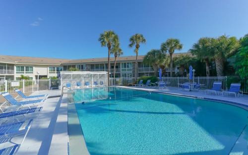 Saint Armands Key Apartment | King Bed - Walk to St. Armand's Circle and Lido Beach in Minutes!