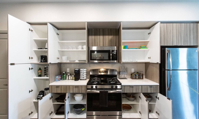 Camarillo Apartment | King Bed ๐ WiFi TVs ๐บ W/D ๐งบ Full Kitchen