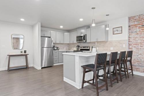 Riverside Apartment | King Beds J and K on Main Luxury Apartment 406