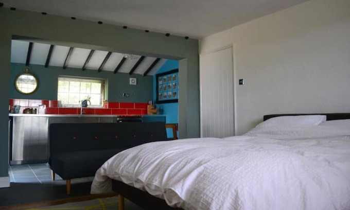 Runham Apartment | KING OF HEARTS - King with Ensuite and Kitchen